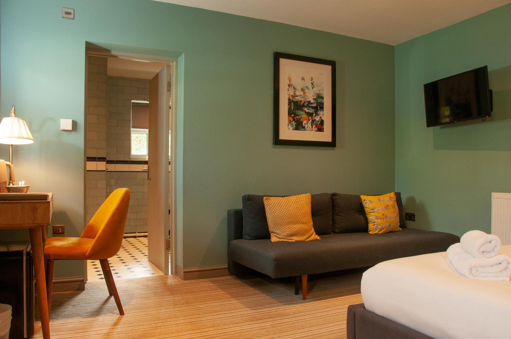 Bed and Breakfast The Cowdray Arms Worth  Exteriér fotografie