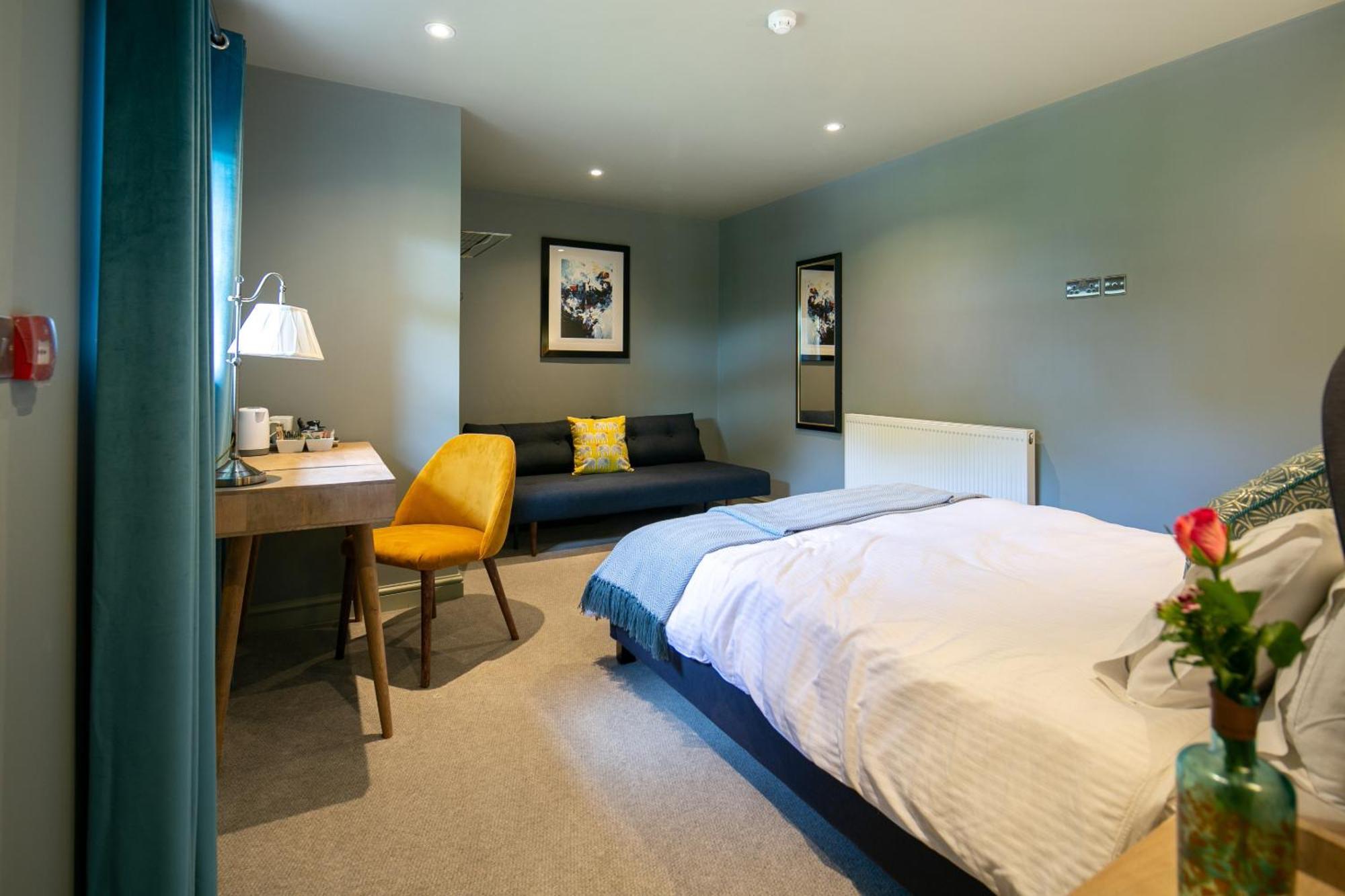 Bed and Breakfast The Cowdray Arms Worth  Exteriér fotografie