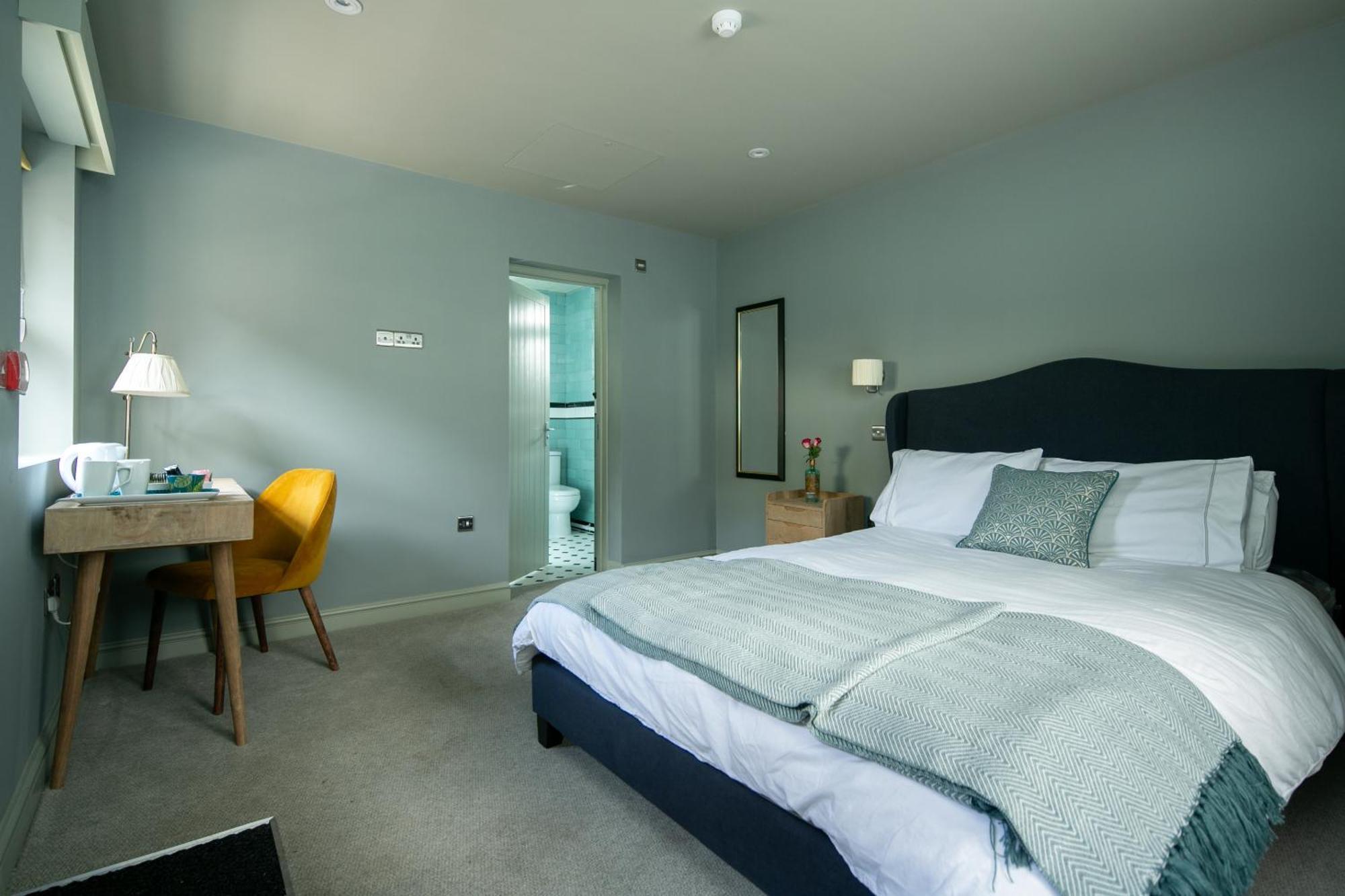 Bed and Breakfast The Cowdray Arms Worth  Exteriér fotografie