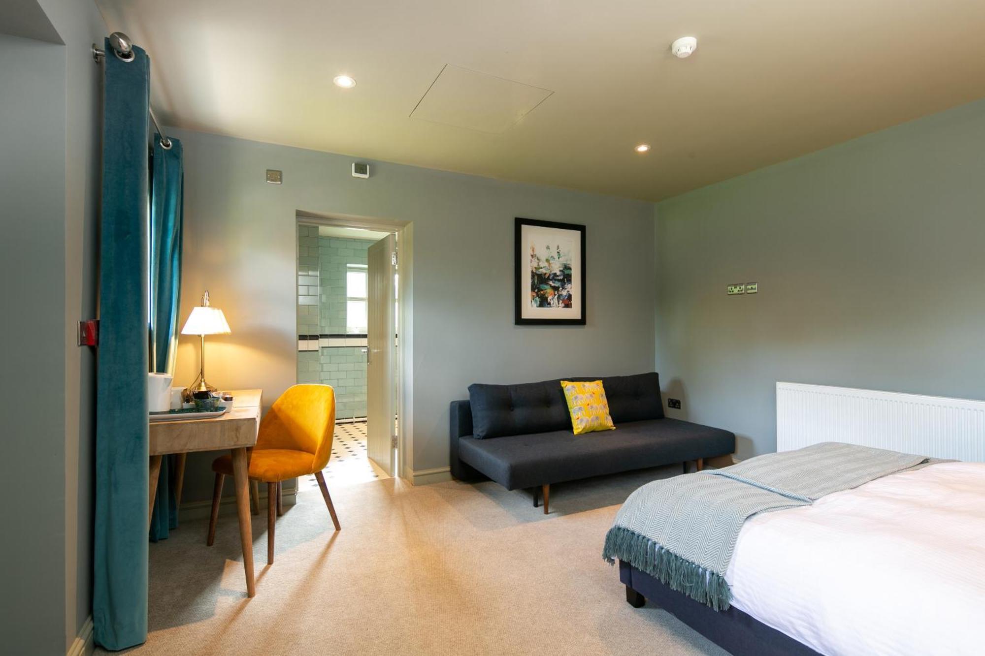 Bed and Breakfast The Cowdray Arms Worth  Exteriér fotografie