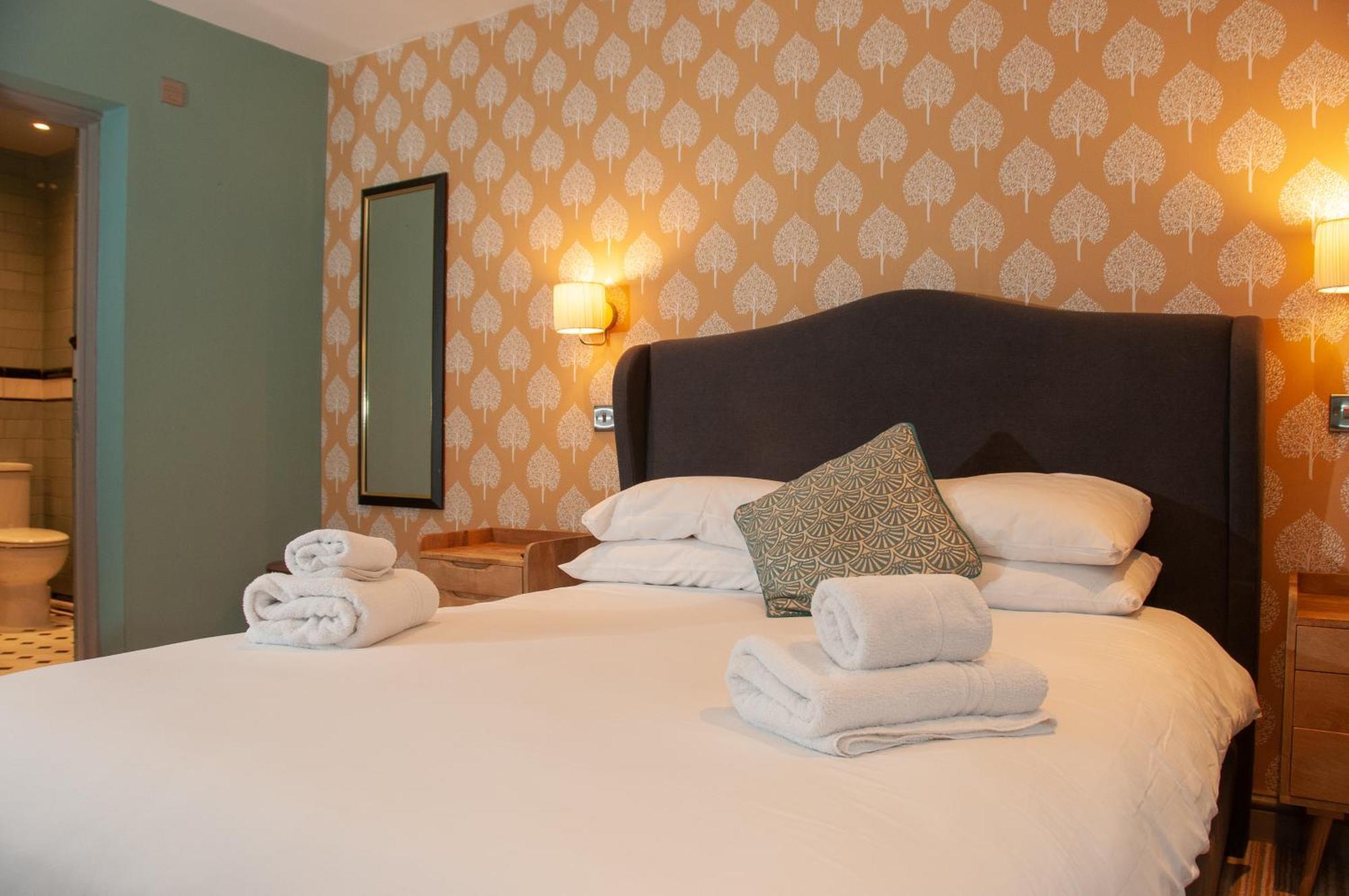 Bed and Breakfast The Cowdray Arms Worth  Exteriér fotografie