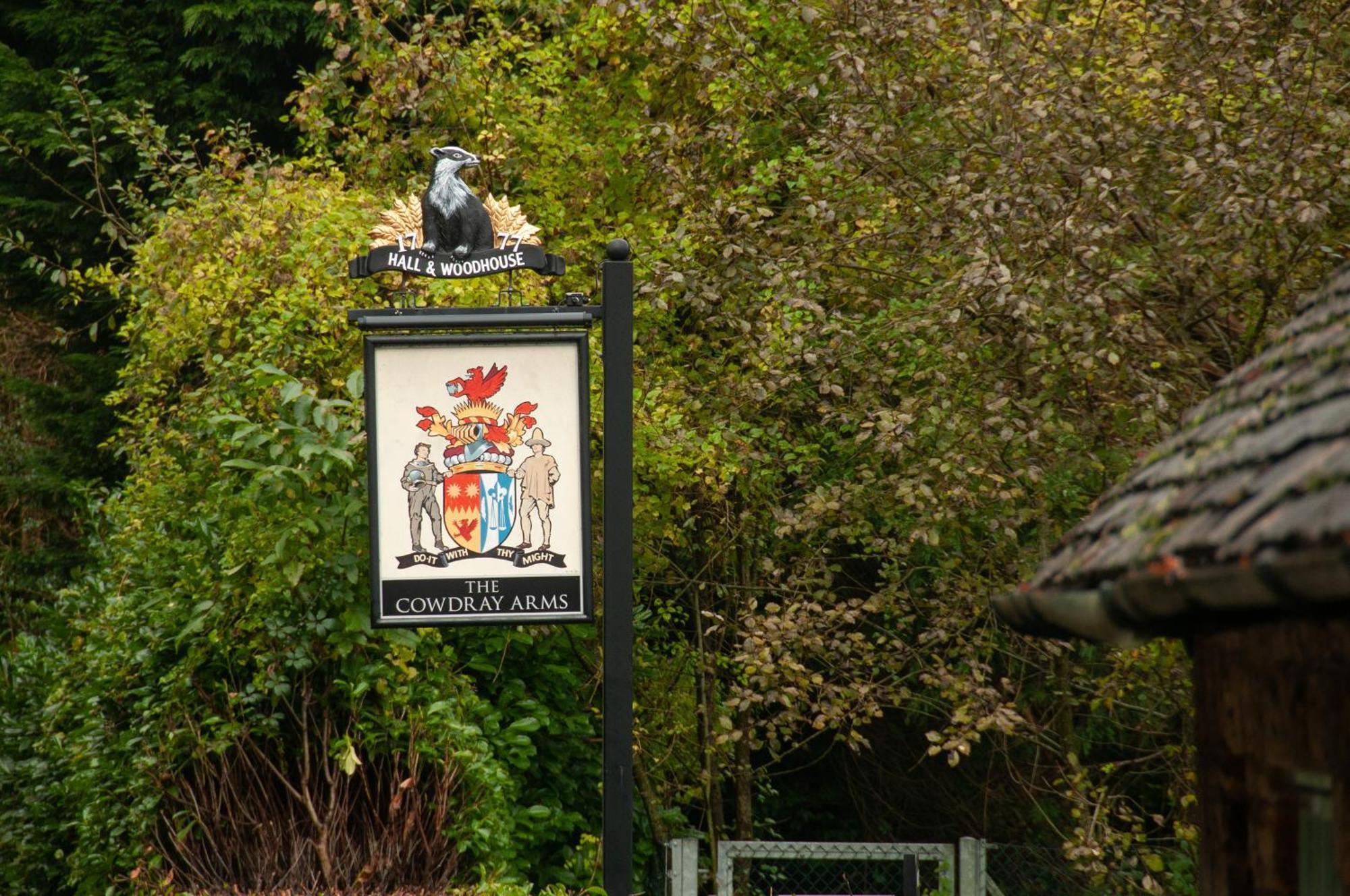 Bed and Breakfast The Cowdray Arms Worth  Exteriér fotografie
