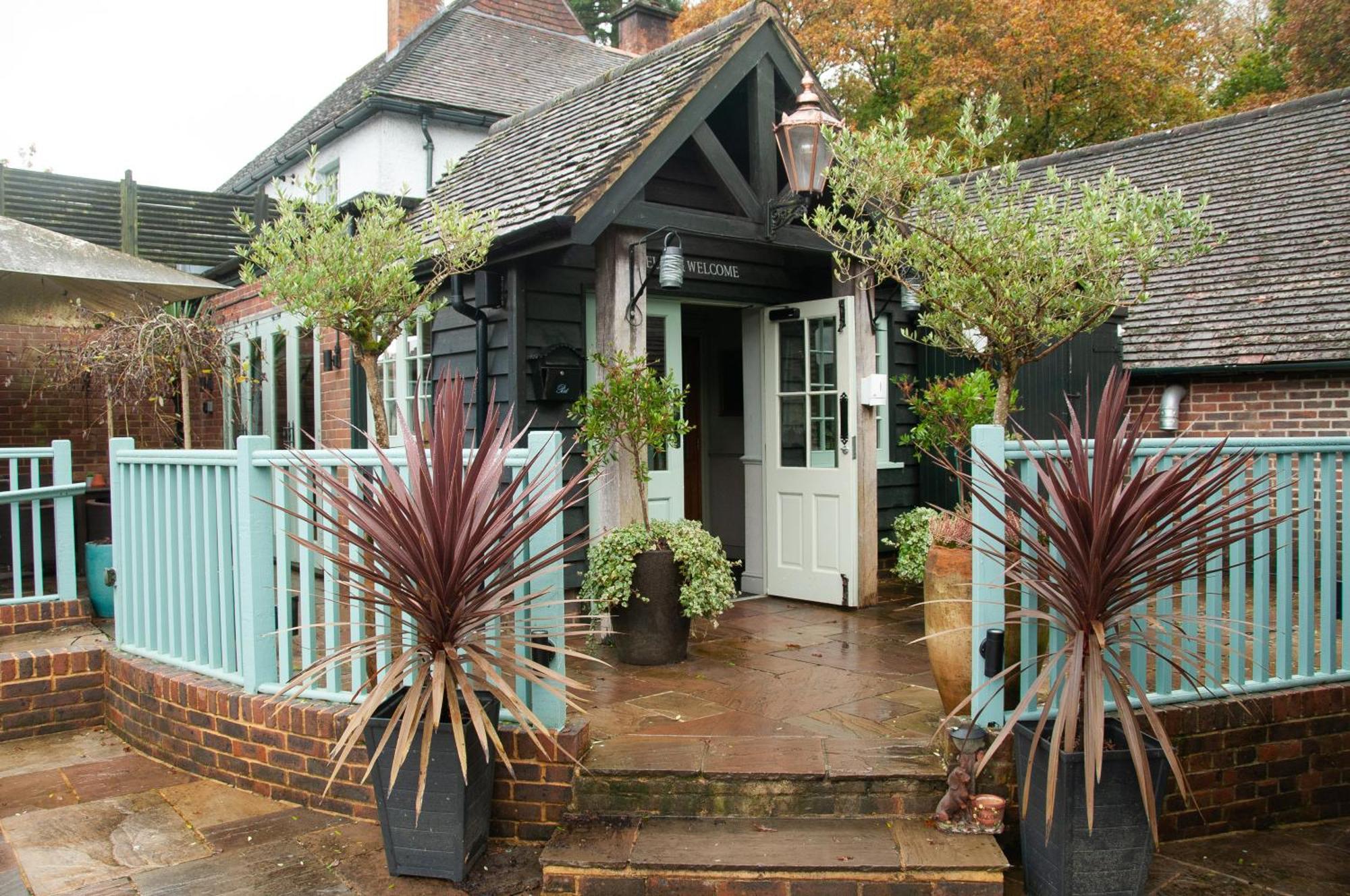 Bed and Breakfast The Cowdray Arms Worth  Exteriér fotografie