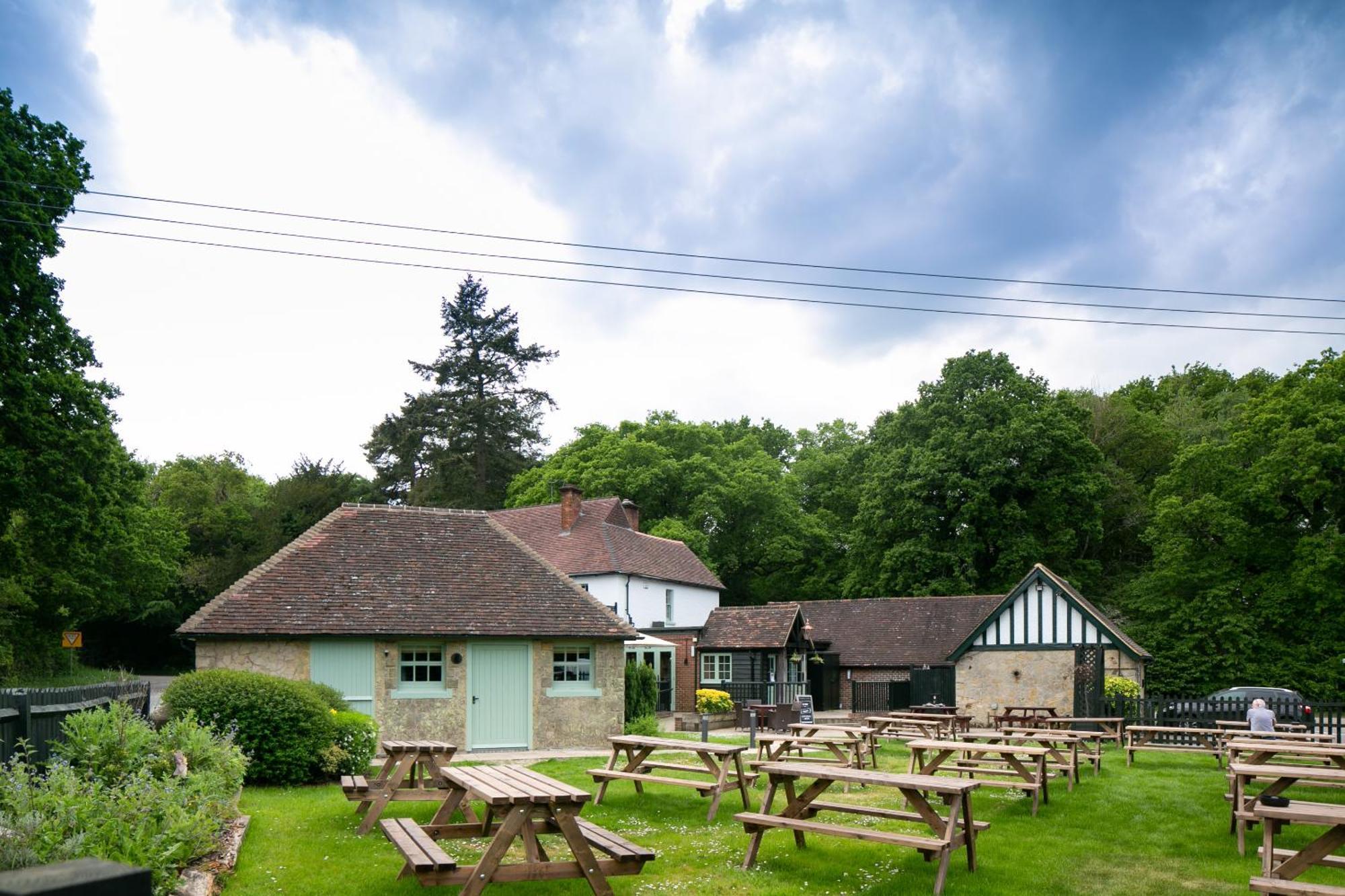 Bed and Breakfast The Cowdray Arms Worth  Exteriér fotografie